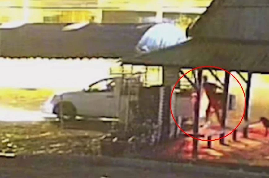 วงจรปิดจับภาพ คนร้ายขโมยยกตะกร้าใส่มังคุด ขึ้นรถหลบหนี