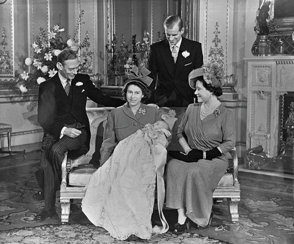 สตรีคนแรกของโลกที่ได้อุ้มพระเจ้าชาลส์วันประสูติ