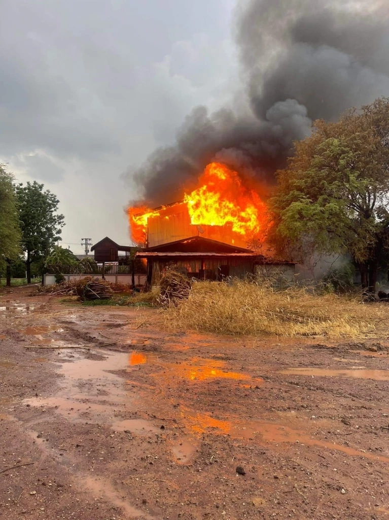 ฝนตกฟ้าผ่ากลางบ้าน ทำไฟไหม้วอดทั้งหลัง