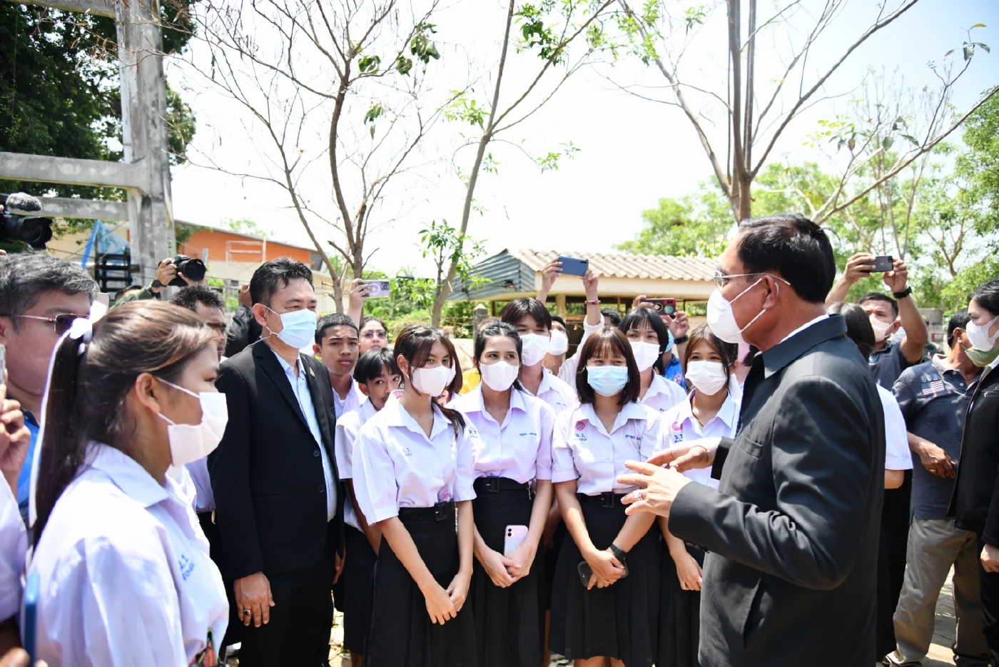 "ประยุทธ์" เยี่ยมผู้ประสบวาตภัยพิจิตร เผย "ในหลวง" ทรงสั่งช่วยเหลือพสกนิกร