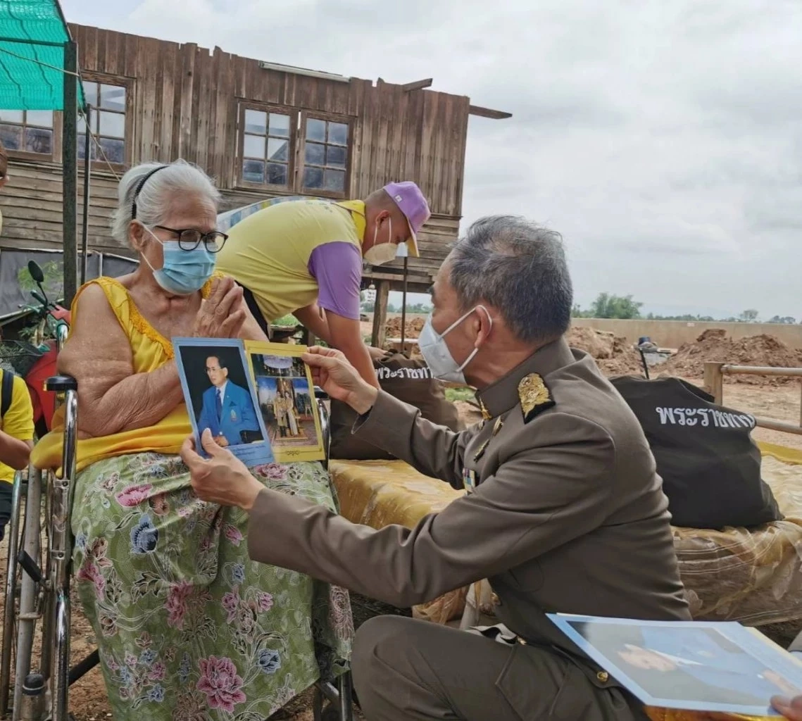 ในหลวง พระราชินี พระราชทานถุงพระราชทานและเครื่องอุปโภคบริโภคแก่ผู้ประสบวาตภัย จ.ชัยภูมิ
