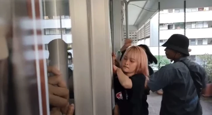 เดือด! ม็อบทะลุแก๊ซ บุกสาดเลือด สน.สำราญราษฎร์ จี้ปล่อย "หยก" ออกไปเรียน