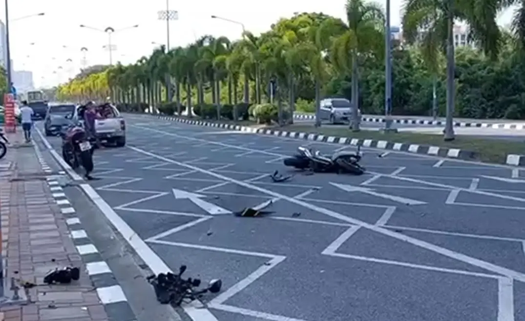 ต่างชาติซิ่งบิ๊กไบค์ชนขอบฟุตปาธ ร่างกระแทกเสาป้ายเสียชีวิต