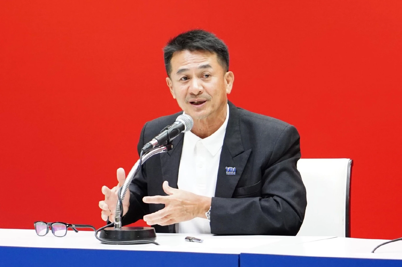 นพ.ชลน่าน หัวหน้าพรรคเพื่อไทย