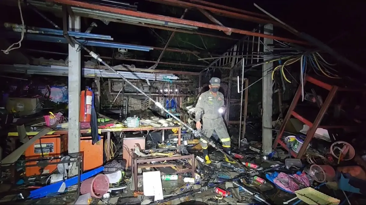 เปิดคลิป โรงงานผลิตพลุระเบิด ไฟลุกท่วมกลางดึก ชาวบ้านวอนย้ายออกพื้นที่
