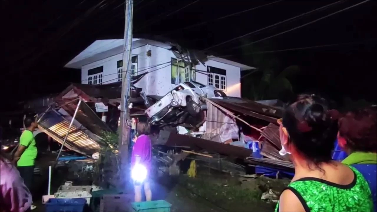 อย่างกับในหนัง! รถกระบะแฉลบน้ำ เหินฟ้าพุ่งชนหลังคาบ้านสองชั้น (มีคลิป)