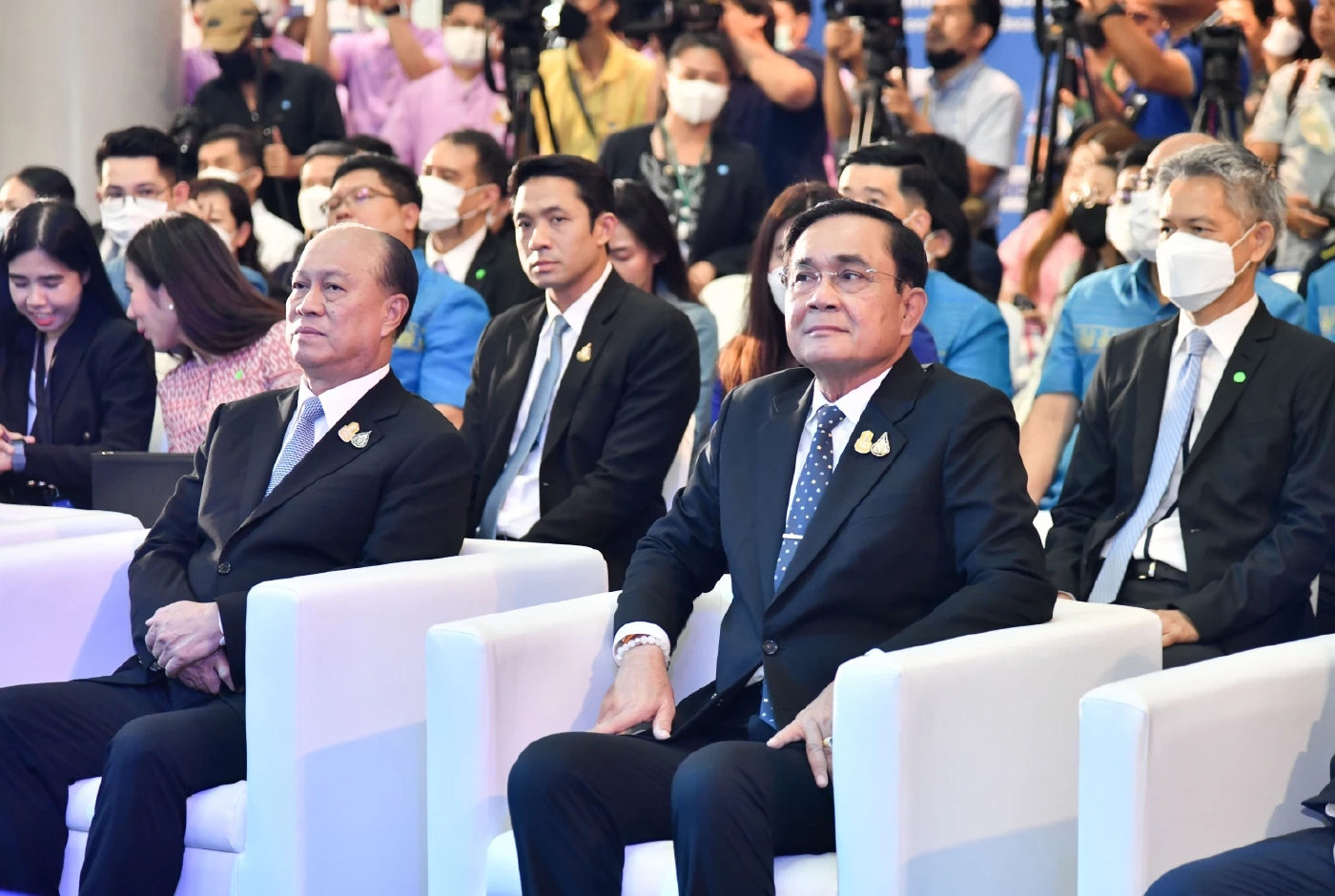 "พีระพันธุ์" จ่อทิ้งตำแหน่ง ส.ส. ขอทำหน้าที่เลขาธิการนายกฯ จนวินาทีสุดท้าย