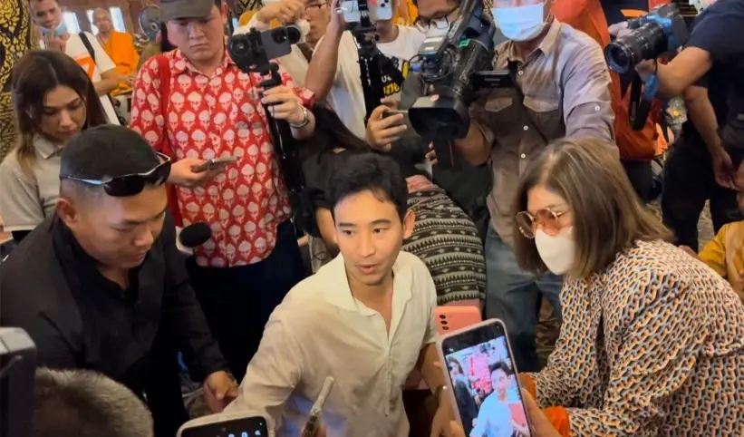 "พิธา" ขอบคุณชาวพิษณุโลก กราบไหว้พระพุทธชินราช ให้ได้เป็นนายกฯคนที่ 30 (คลิป)