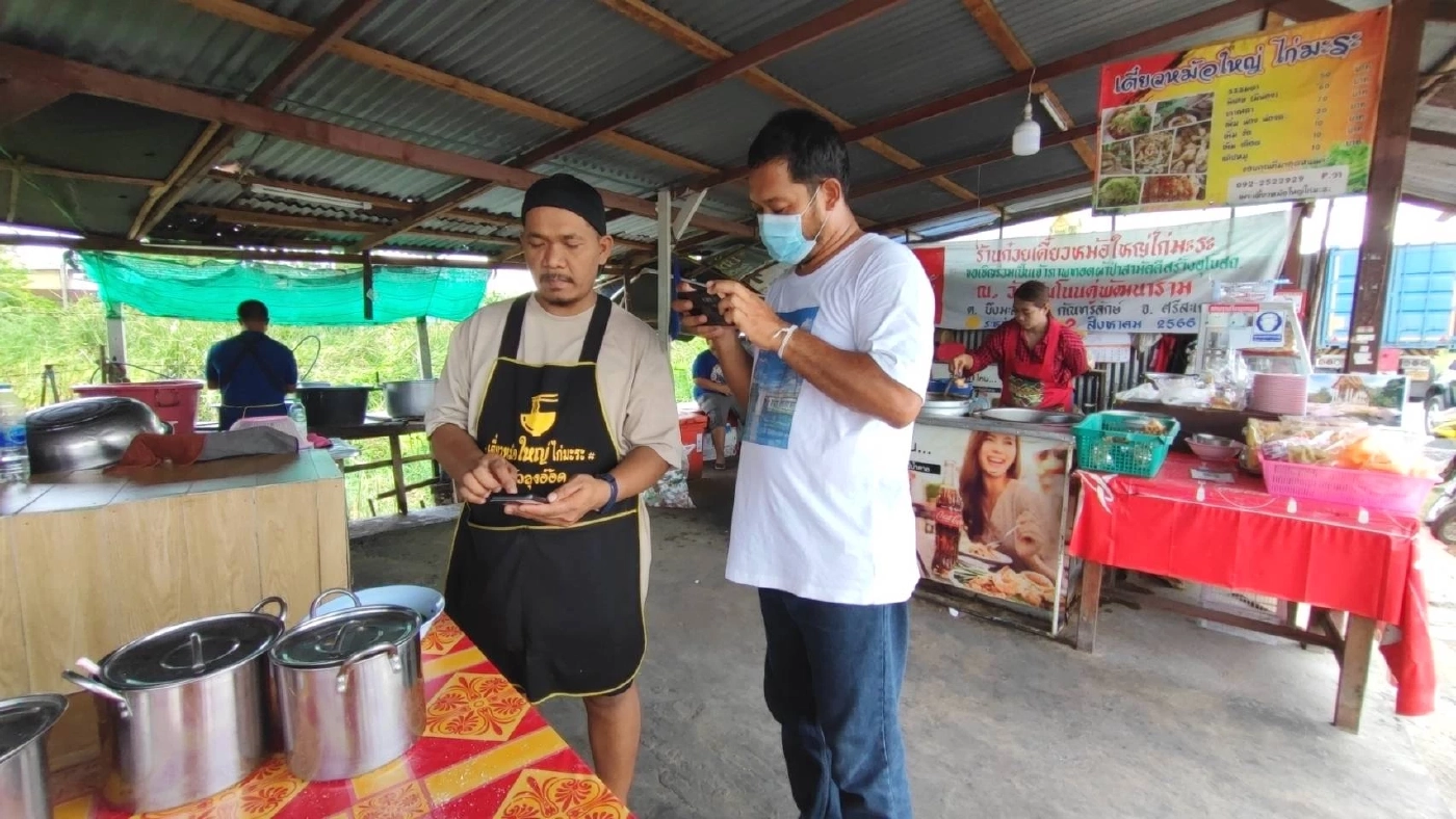 เจ้าของร้านมันไก่เปิดใจ หลังให้ข้าวลุงกินฟรี ซึ้งน้ำใจก้มกราบที่พื้น