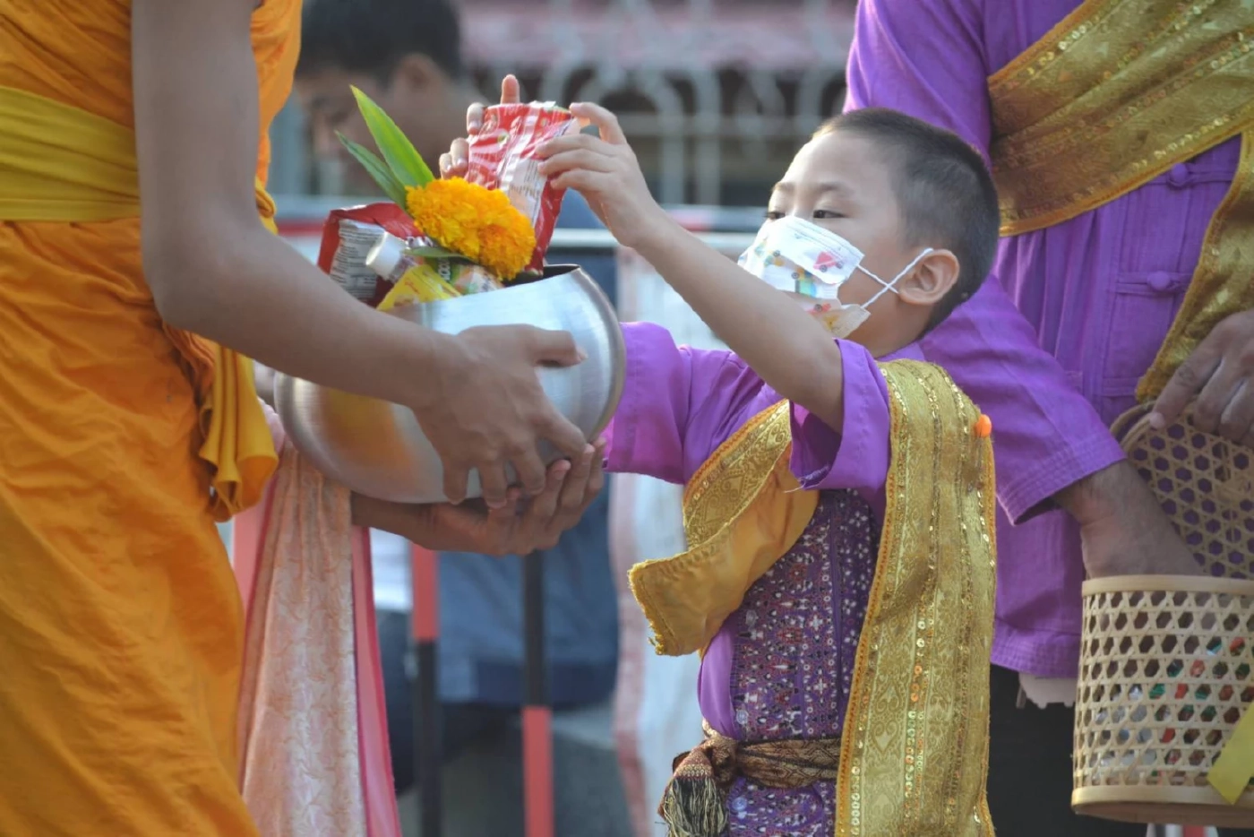 พุทธศาสนิกชนทั่วไทย ร่วมทำบุญตักบาตรเนื่องใน "วันวิสาขบูชา"