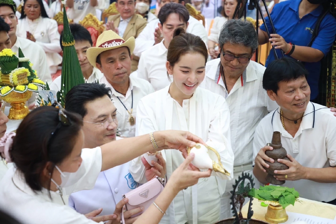 โบว์ เมลดา นำทีมศิลปินดารา ทำบุญ วันวิสาขบูชา 2566