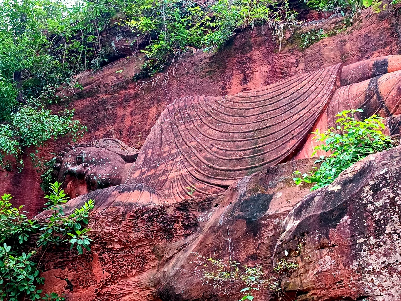 ชวนนมัสการ เที่ยวชมพระพุทธรูปแกะสลักบนผาแดง ช่วงหยุดยาววันวิสาขบูชา