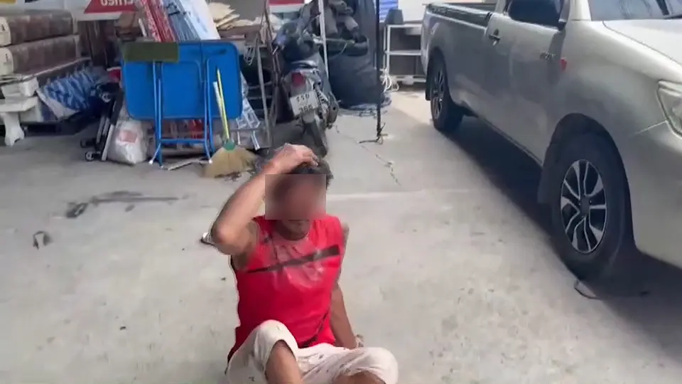 ลูกน้องหยุดงานแค่วันเดียว หัวหน้ายัวะจัด คว้ามีดปังตอฟันหัวบาดเจ็บ