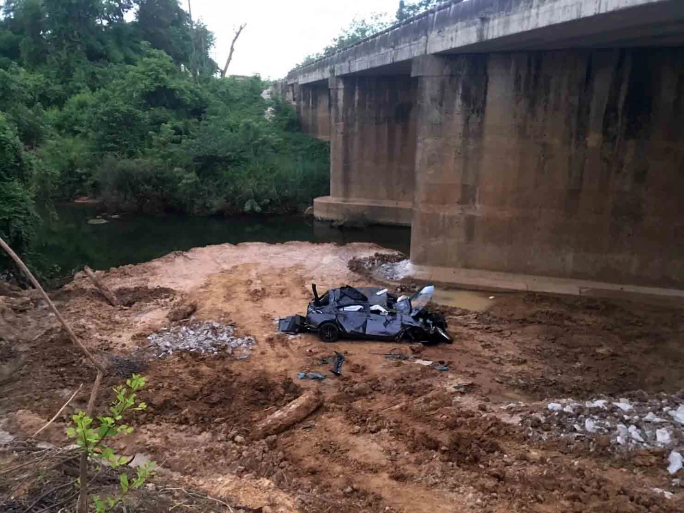 เก๋งพุ่งเหินตกสะพานสูงนับสิบเมตร รถพังยับ คนขับดับคาซากรถ คาดเมา-หลับใน