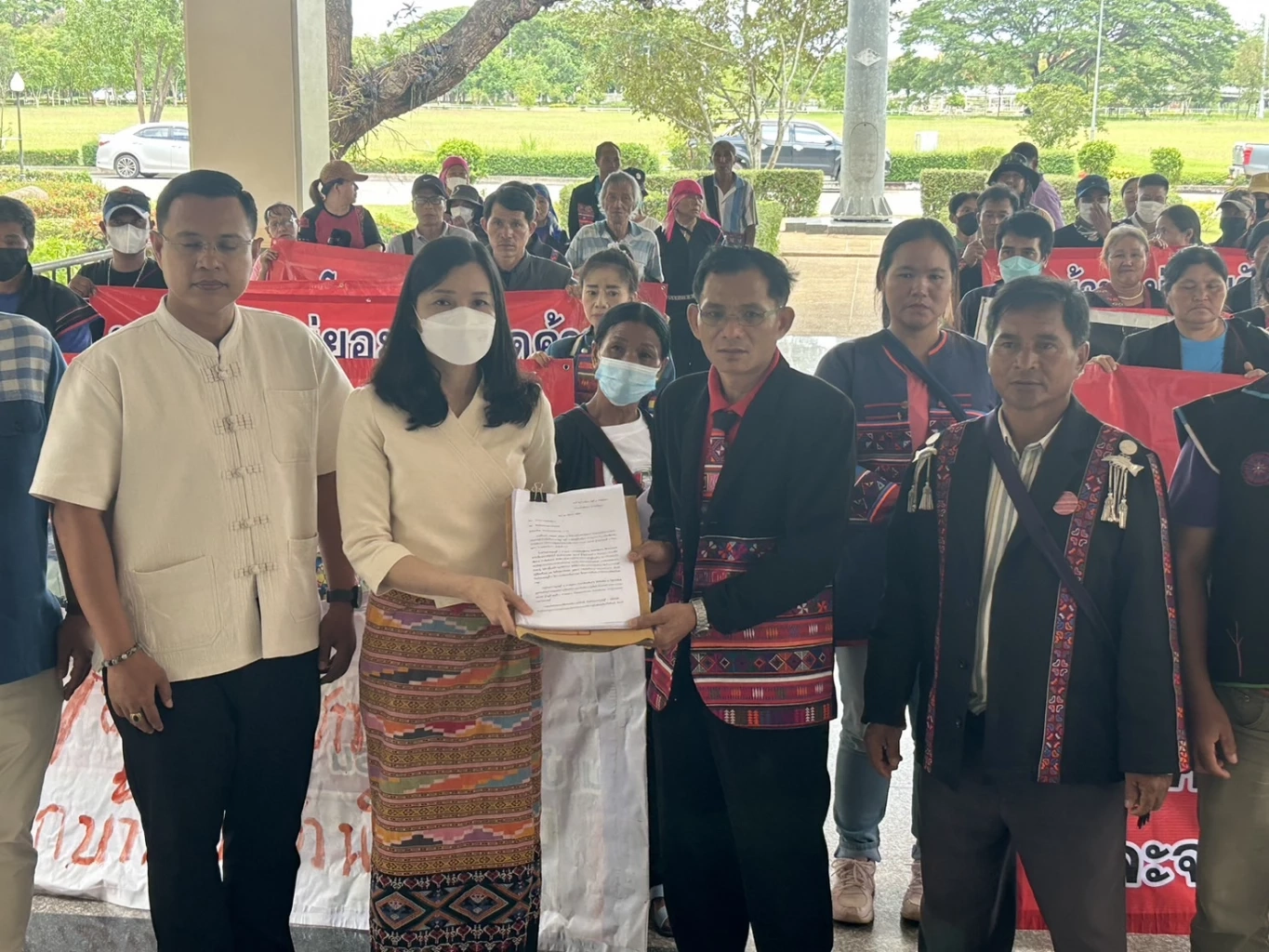 ชาวบ้านเชียงรายนับร้อย รวมตัวขับไล่ผู้ใหญ่บ้าน "อมเงิน-ทำร้ายลูกบ้าน"