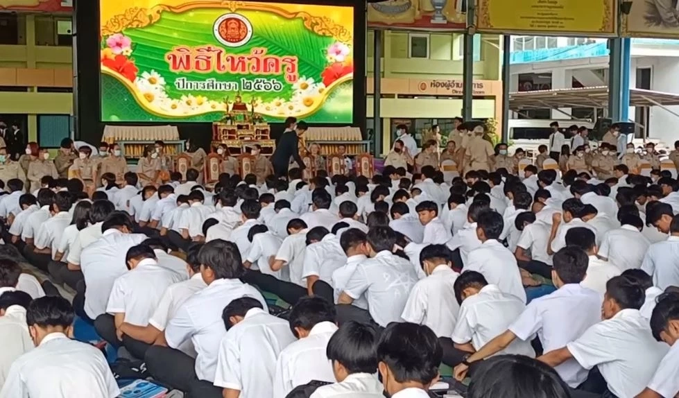 ตร.แปดริ้ว ตรึงกำลังเข้ม 2 วิทยาลัย จัดพิธีไหว้ครู ฝากเตือนใครห้าว เจอรวบแน่