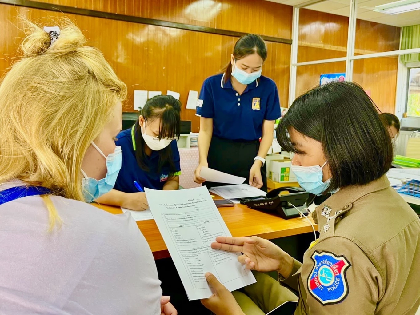 ตร.พาแหม่มสาว เหยื่อหนุ่มหื่น ลูกจ้าง อช.เอราวัณ ยื่นขอรับการเยียวยา