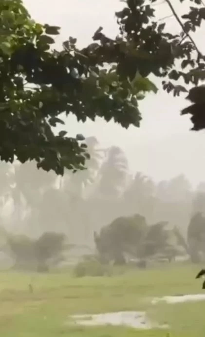 เปิดภาพพายุงวงช้าง พัดถล่มสตูล บ้านพังทับหญิงท้อง 7 เดือน-ลูกชาย เจ็บสาหัส