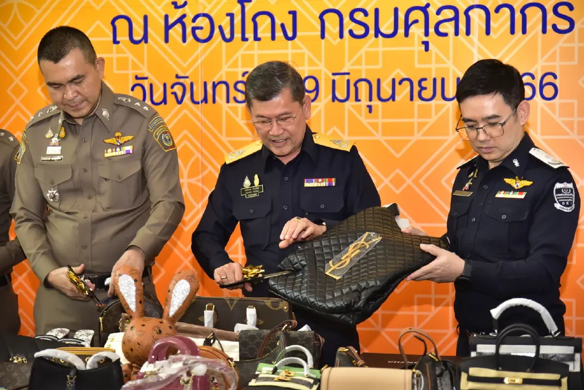 เผาของก๊อบ! กรมศุลกากร ทำลายสินค้าละเมิดลิขสิทธิ์ มูลค่ากว่า 57 ล้านบาท