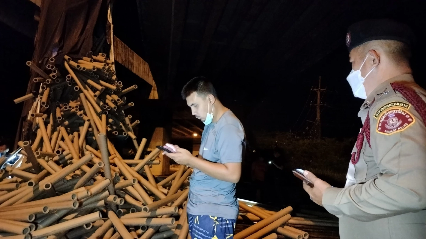 สิบล้อตกสะพาน ดิ่งขวางรางรถไฟสายตะวันออก บาดเจ็บ 1 ราย