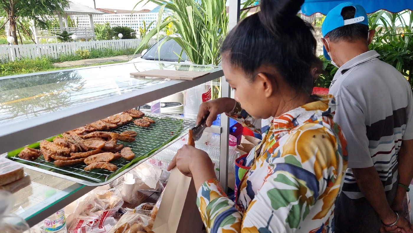 แม่ค้ากล้วยทอดแจ้งความ ถูกรีด"ส่วยสติกเกอร์" ฟาดแรง"ไม่รู้จักทำมาหากิน"