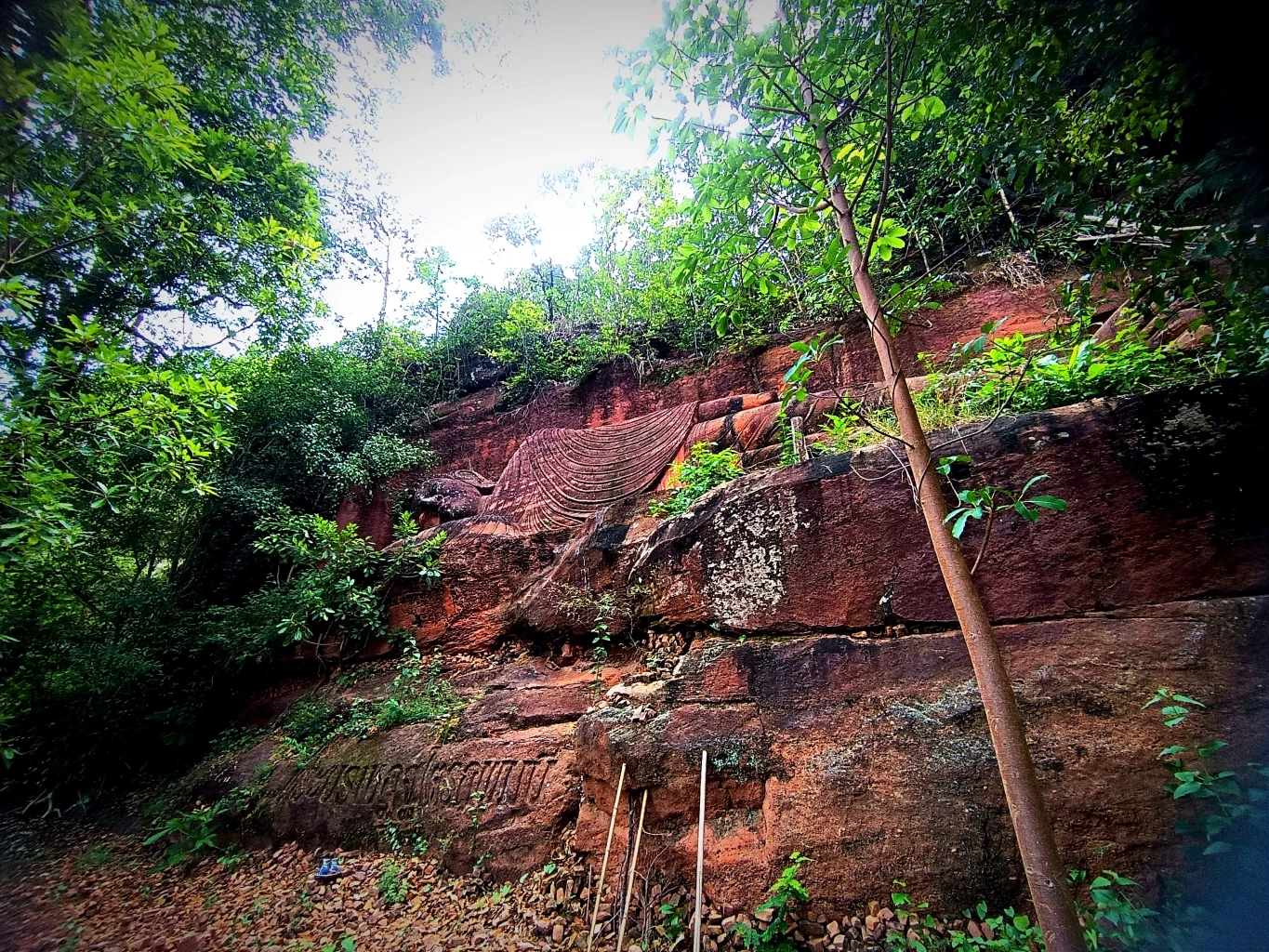 ชวนนมัสการ เที่ยวชมพระพุทธรูปแกะสลักบนผาแดง ช่วงหยุดยาววันวิสาขบูชา