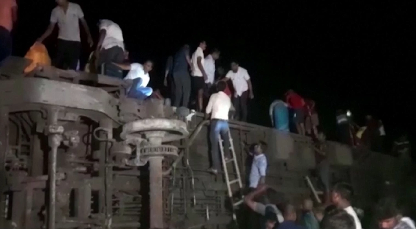 รถไฟประสานงาในอินเดีย เสียชีวิตกว่า 200 (มีคลิป)