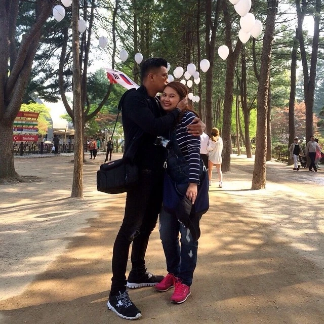 แสนปวดร้าว จูน เพ็ญชุลี ภรรยา หนุ่ม กะลา ยืนกอดลูก มองดูมือที่สามกับสามี   