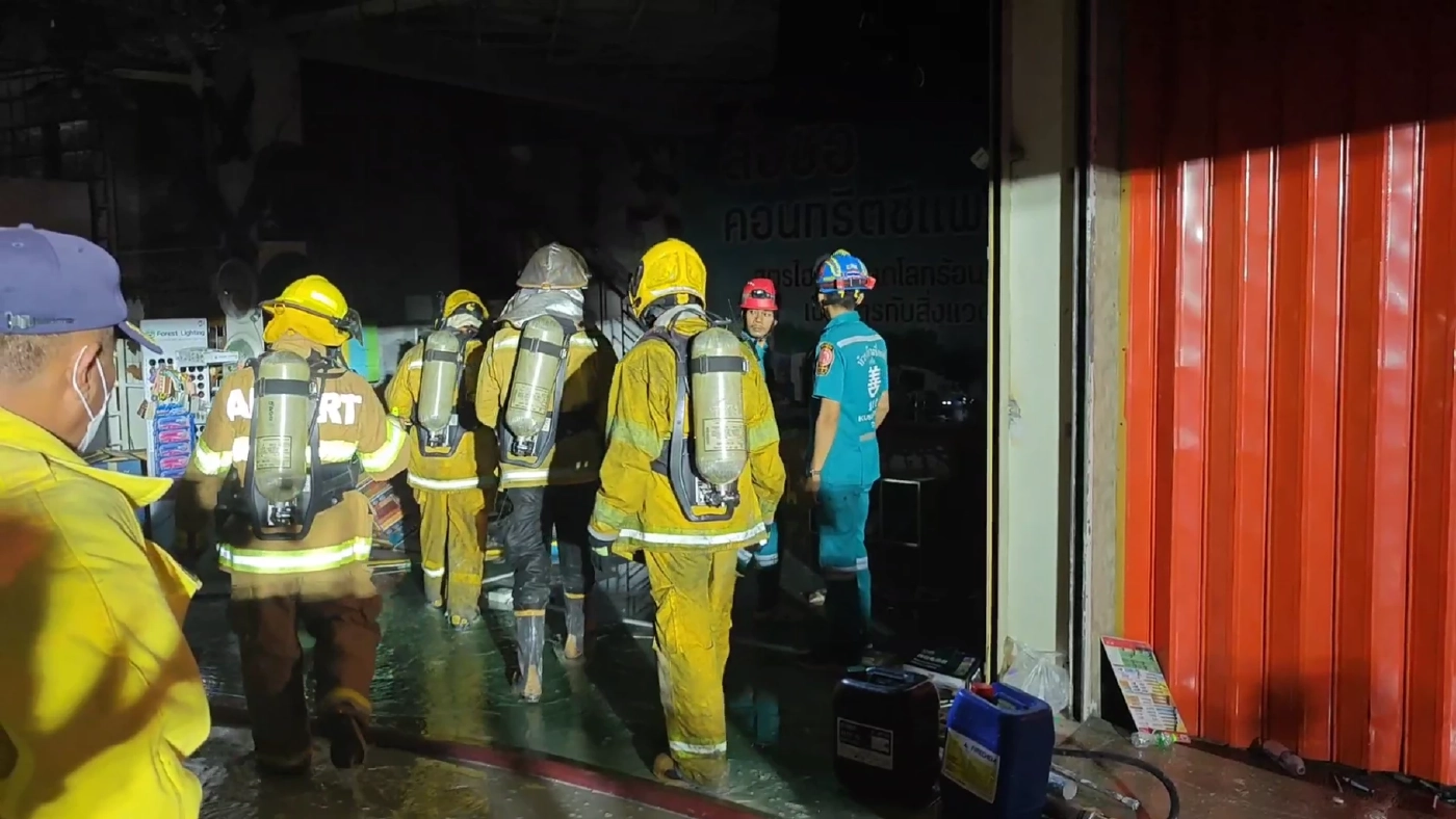 ไฟไหม้ร้านอุปกรณ์ไฟฟ้าเมืองตรัง มาราธอน 6 ชม. เฝ้าระวังต่อ หวั่นไฟลุกซ้ำ