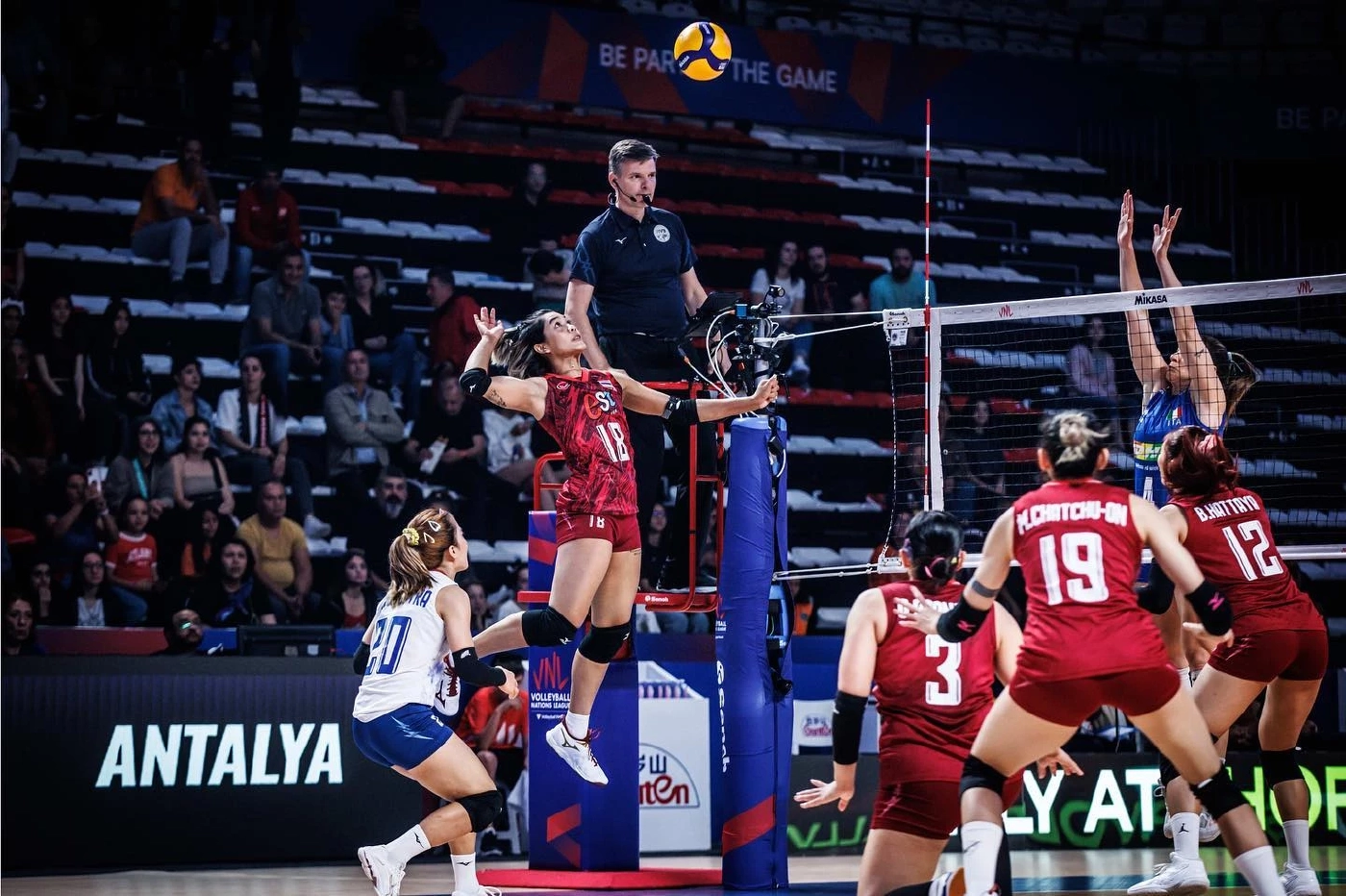 ถ่ายทอดสด วอลเลย์บอล "ไทย vs โปแลนด์" ศึก VNL2023 นัด 3 เช็กสถิติ-ลิงก์ชมสด