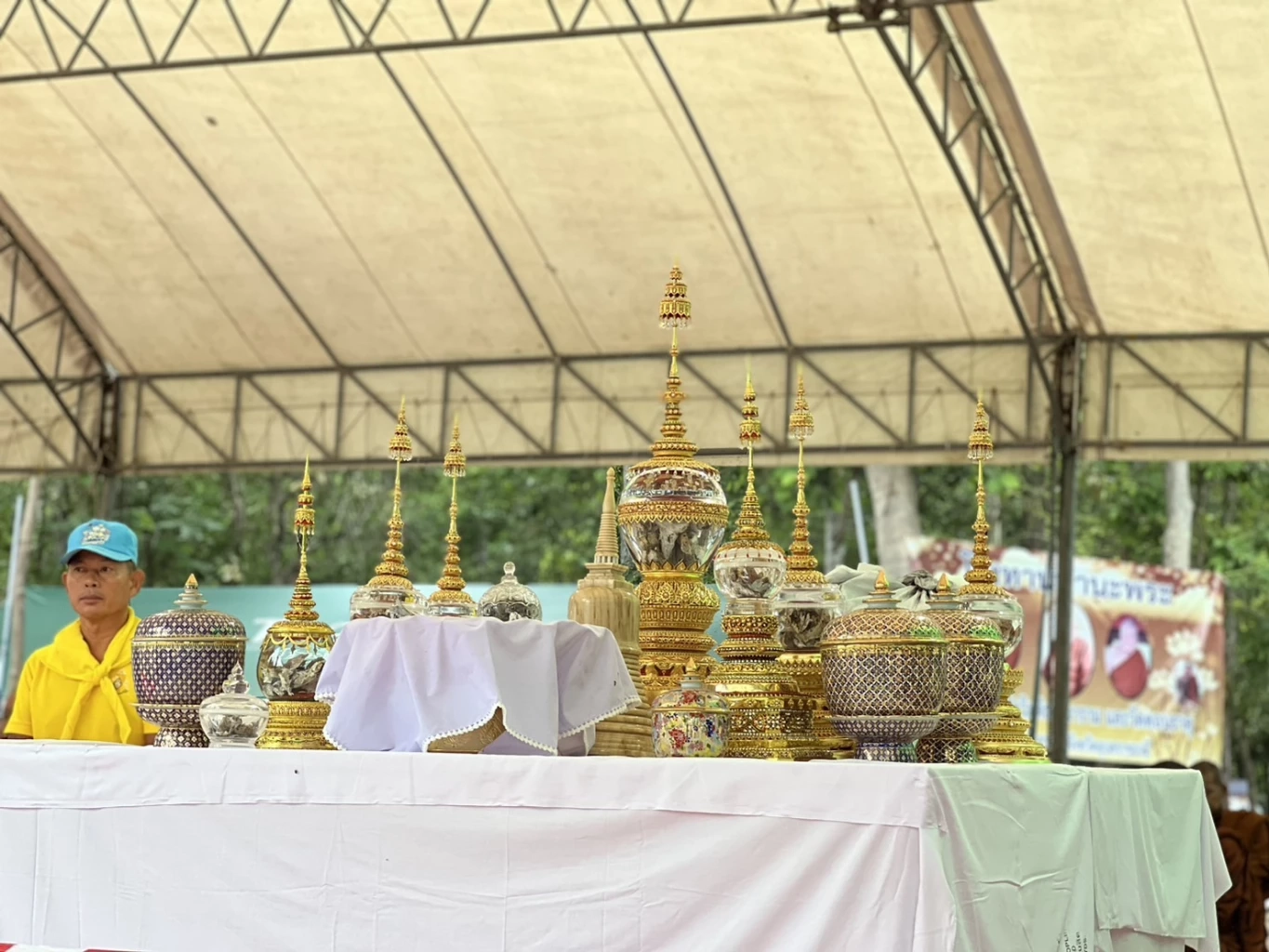 ญาติธรรมร่วมพิธีเก็บอัฐิ "หลวงปู่แสง ญาณวโร" นำไปประดิษฐานวัดสาขา 9 แห่ง