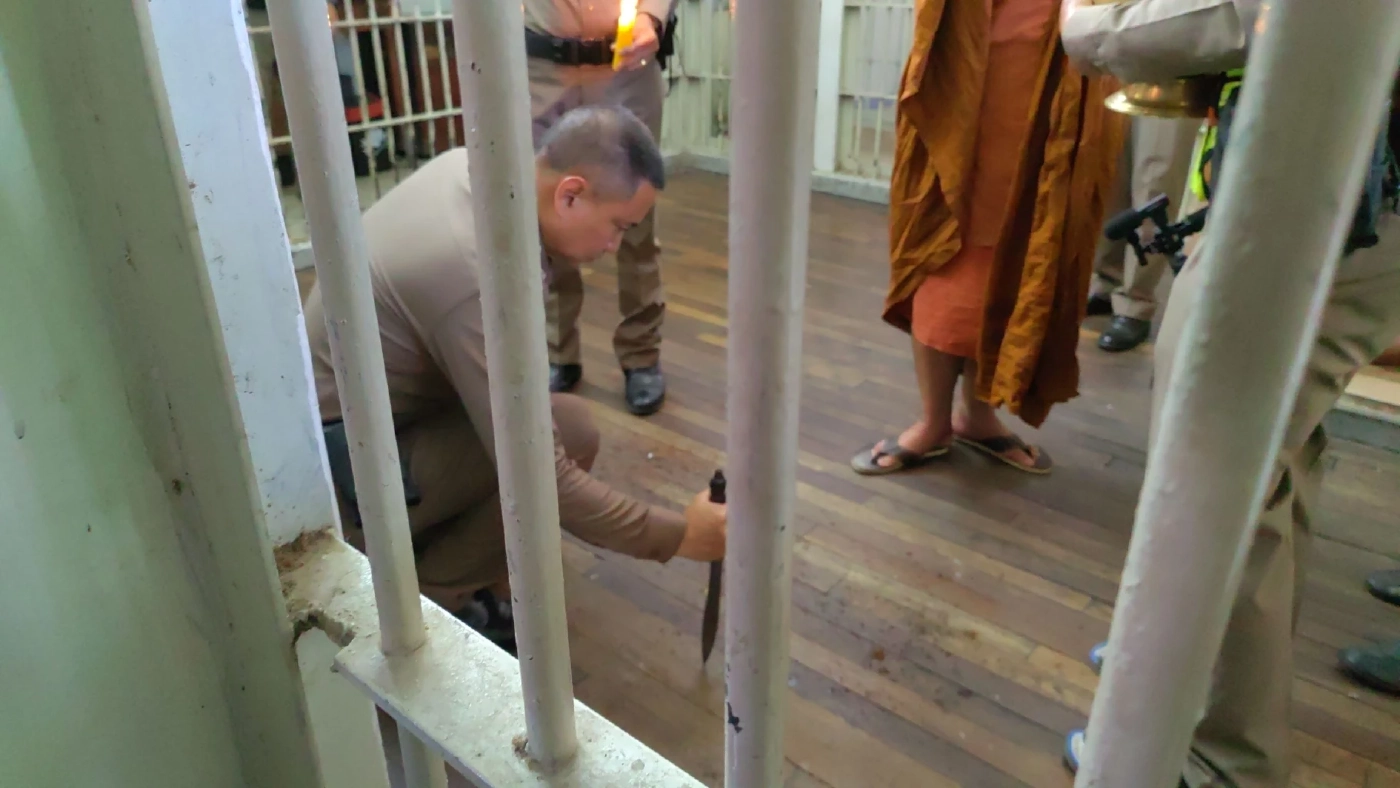 ตร.อุตรดิตถ์ ใช้มีดหมอตะปูโลงศพ 7 ป่าช้า นิมนต์พระสวดถอนวิญญาณ ผตห. ในคุก