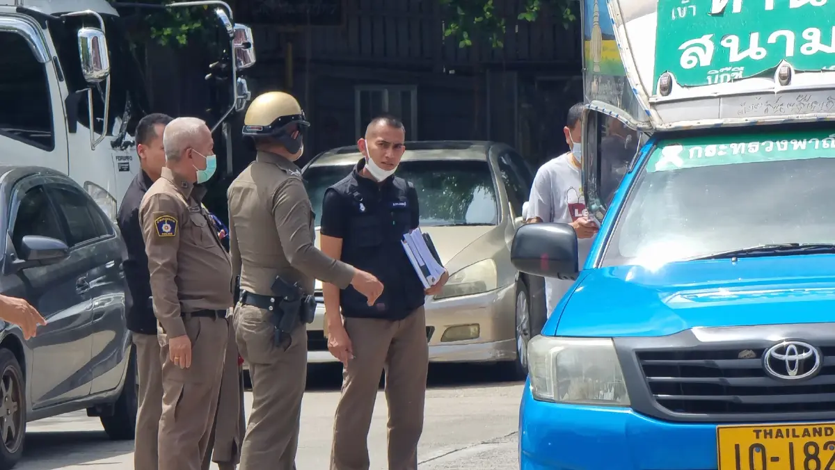ตร.นนท์ คุมตัว 49 นักพนันบ่อน "เจ๊ ท." ขึ้นสองแถวส่งฟ้องศาลแขวงนนทบุรี