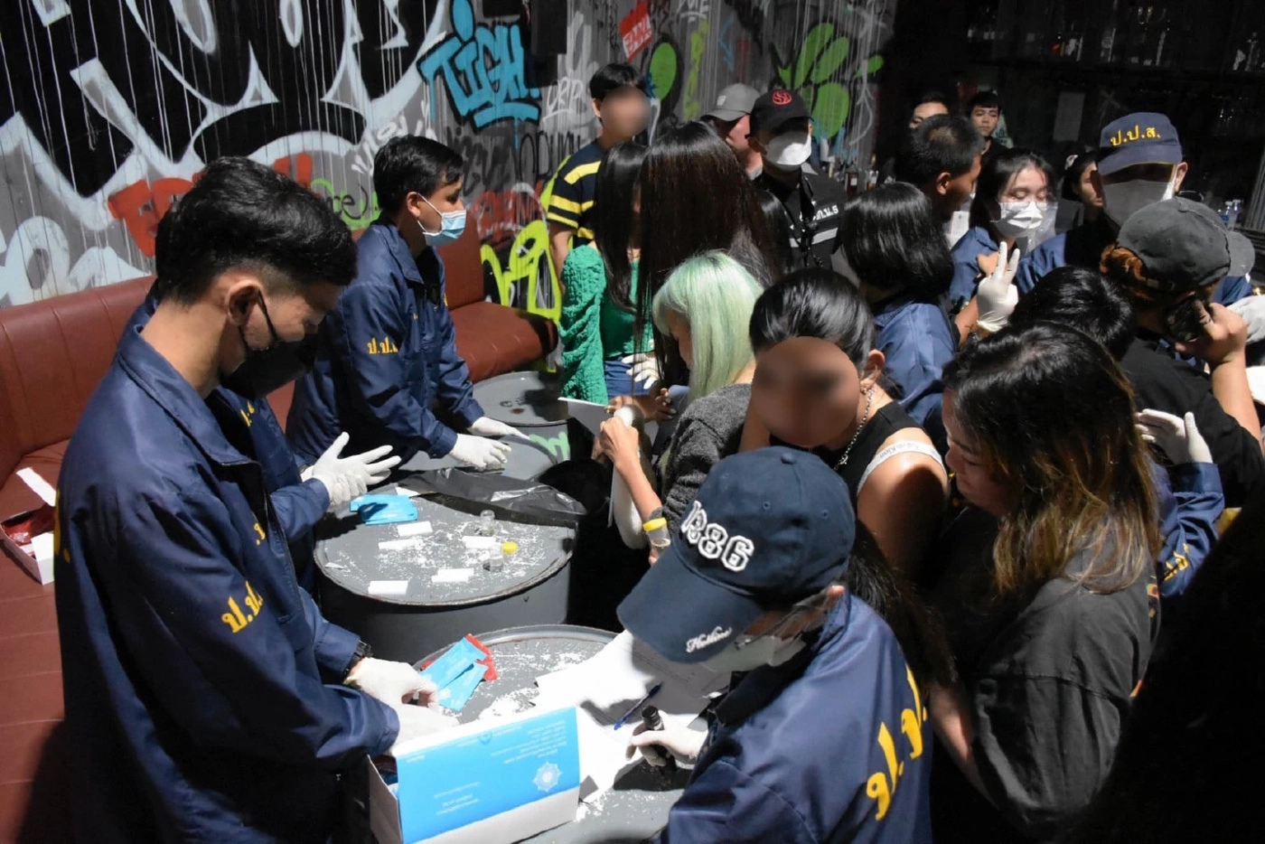 ตร.ทองหล่อ-ป.ป.ส. ค้นผับดังย่านเอกมัย พบยาเคเกลื่อน