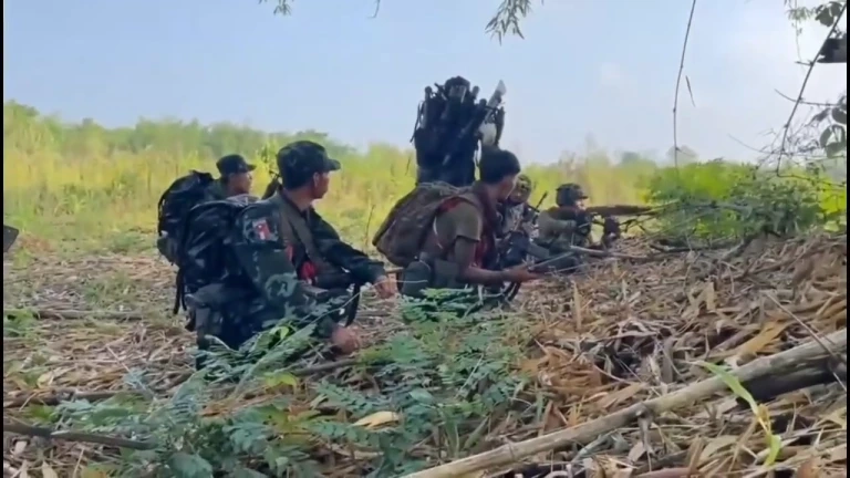 เมียนมา รบเดือด กะเหรี่ยง ข้ามช่องทางห้วยต้นนุ่น เสียงระเบิดดังถึงฝั่งไทย