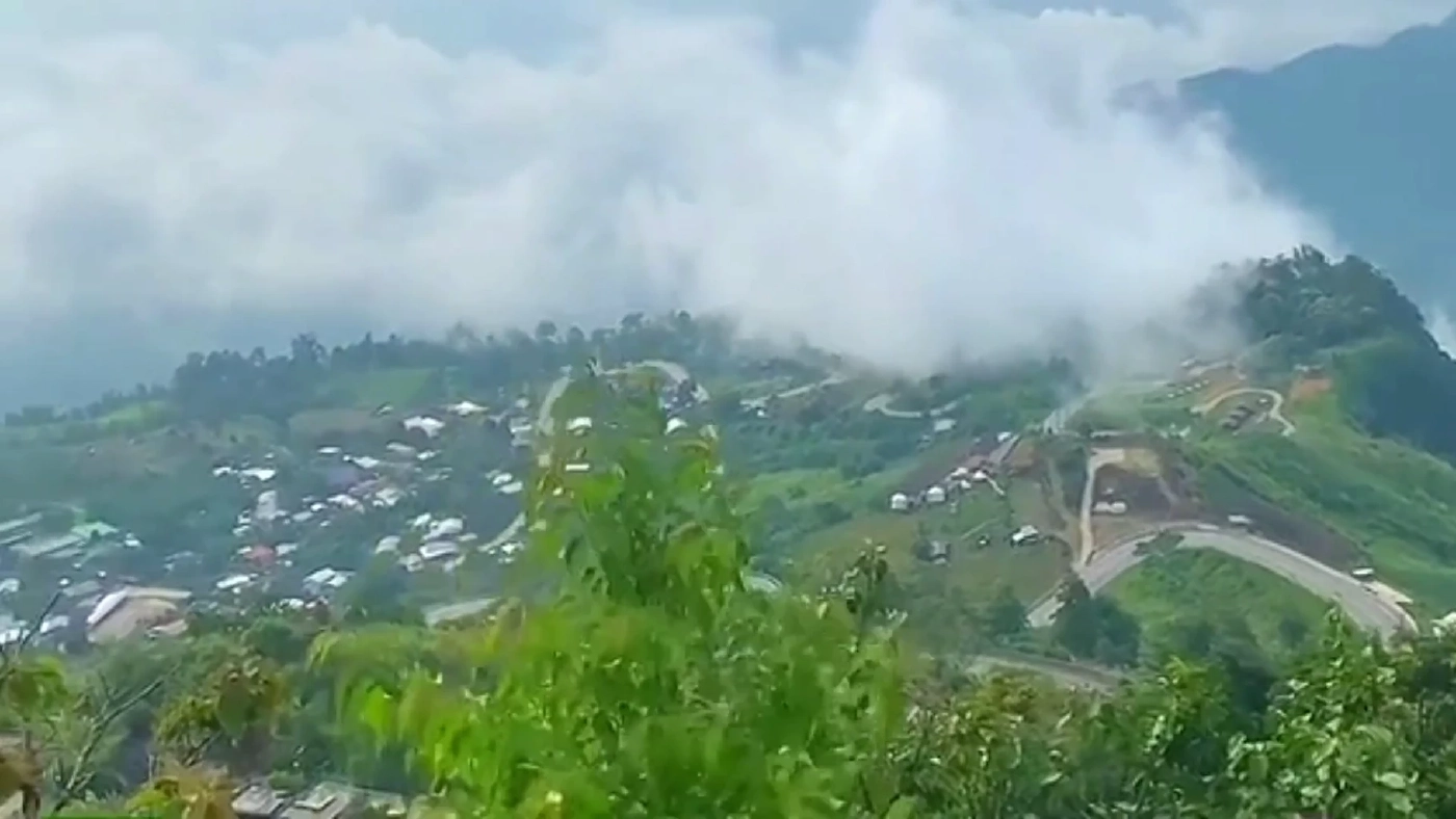 คลิปสุดระทึก สาวรีวิวทางขึ้นสวนสวรรค์ "ภูทับเบิก" เครื่องยนต์ 1.2 แทบสู่ขิต