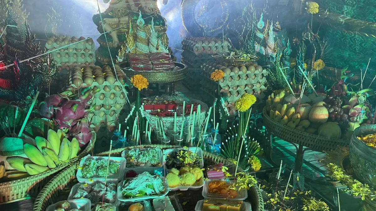 รำบวงสรวง เบิกเนตรองค์พญานาค ศรีสะเกษ ชาวบ้านแห่ส่อง"เลขธูป"เสี่ยงทาย