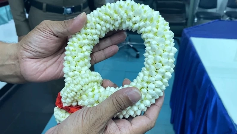 สูตรเดิม! สจ.เบิร์ด นำ "กระเช้า - พวงมาลัย" ขอขมา ตร. หลังก่อเหตุยิงปืนใส่ป้อม