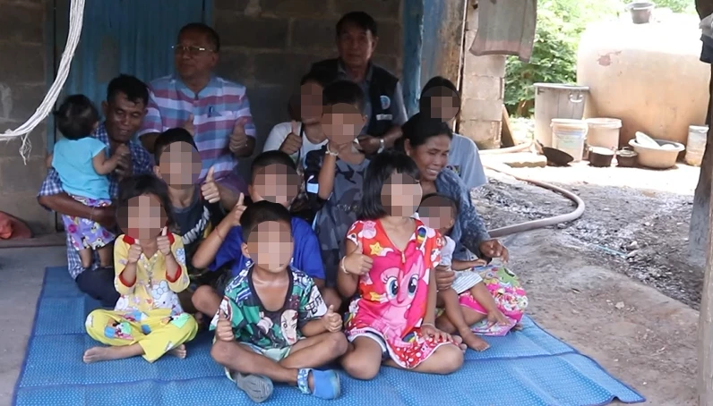 สุดรัดทด!! 16 ชีวิต อาศัยในบ้านหลังเดียว สภาพ 
