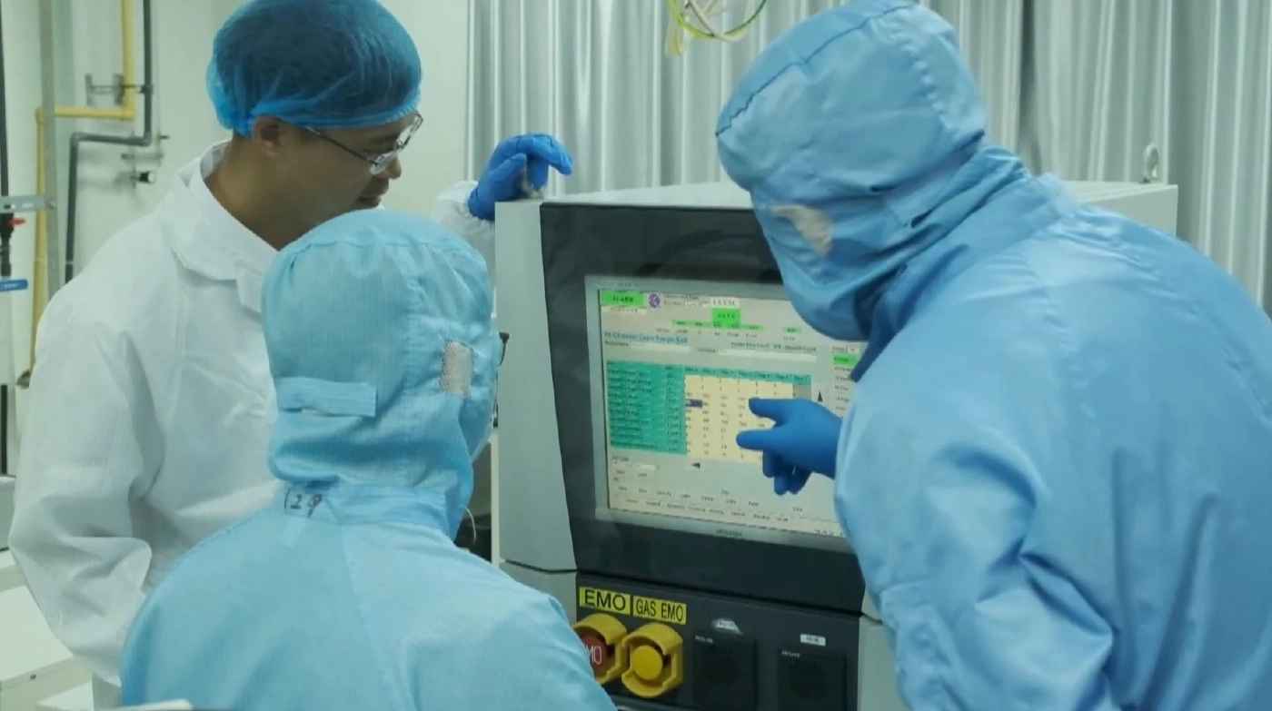 จีนประสบความสำเร็จในการพัฒนาแผงโซลาร์เซลล์ที่บางเฉียบ (คลิปข่าว)