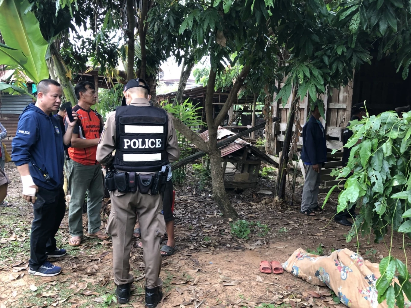 สลด! หลานทาสยานรก คลั่งฟันปู่สาหัสคาที่นอน ก่อนผูกคอหนีความผิด