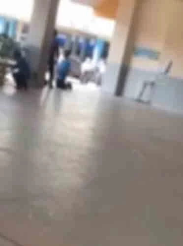 เพื่อนนักเรียน ม.3 ดิ่งเสาสัญญาณโทรศัพท์ มอบหลักฐานครูกดดัน-บังคับคุกเข่า