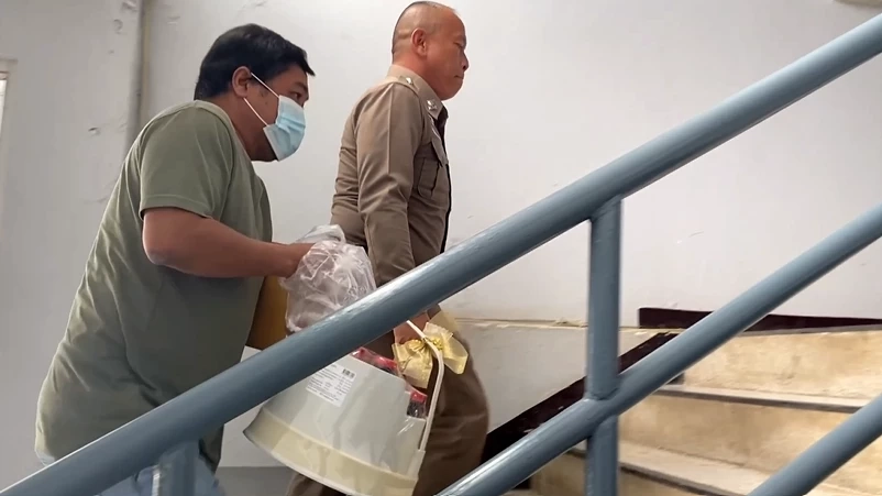 สูตรเดิม! สจ.เบิร์ด นำ "กระเช้า - พวงมาลัย" ขอขมา ตร. หลังก่อเหตุยิงปืนใส่ป้อม