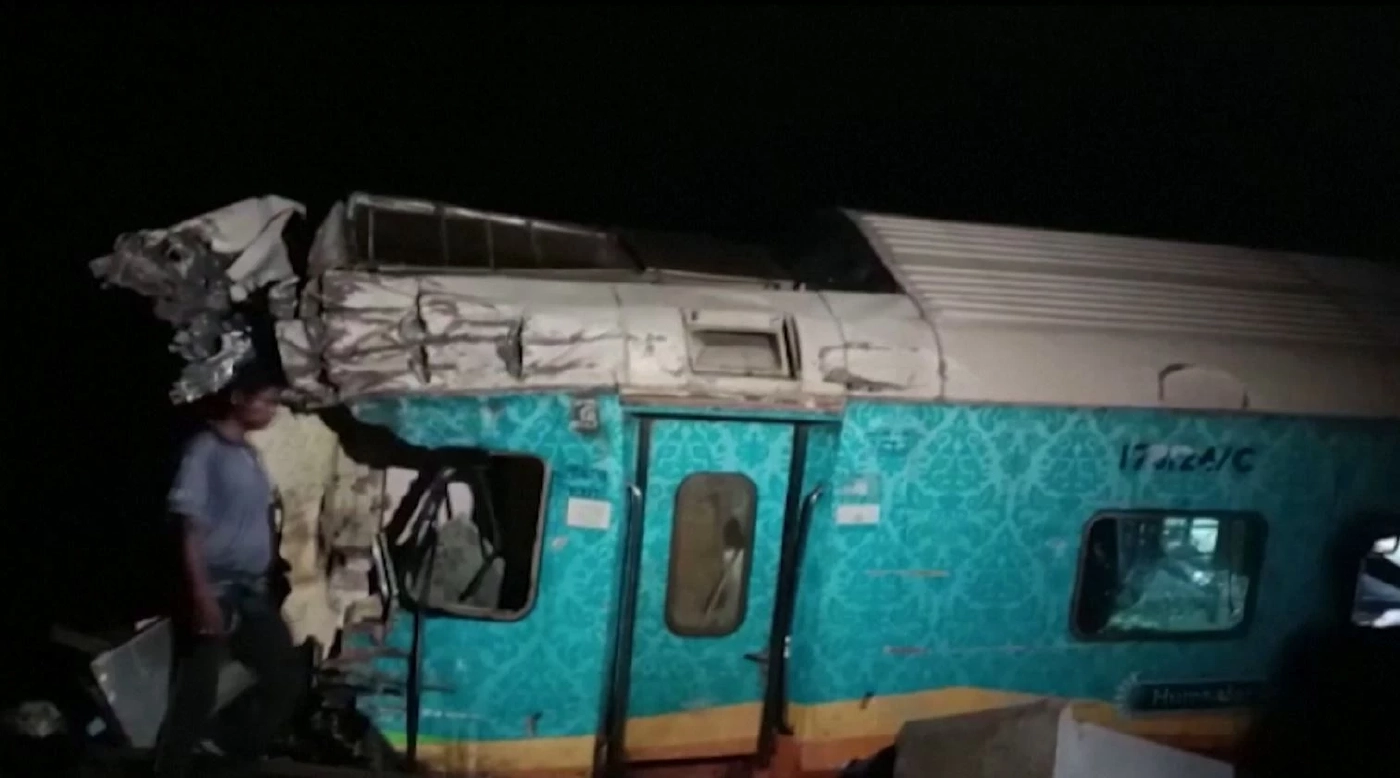 รถไฟประสานงาในอินเดีย เสียชีวิตกว่า 200 (มีคลิป)