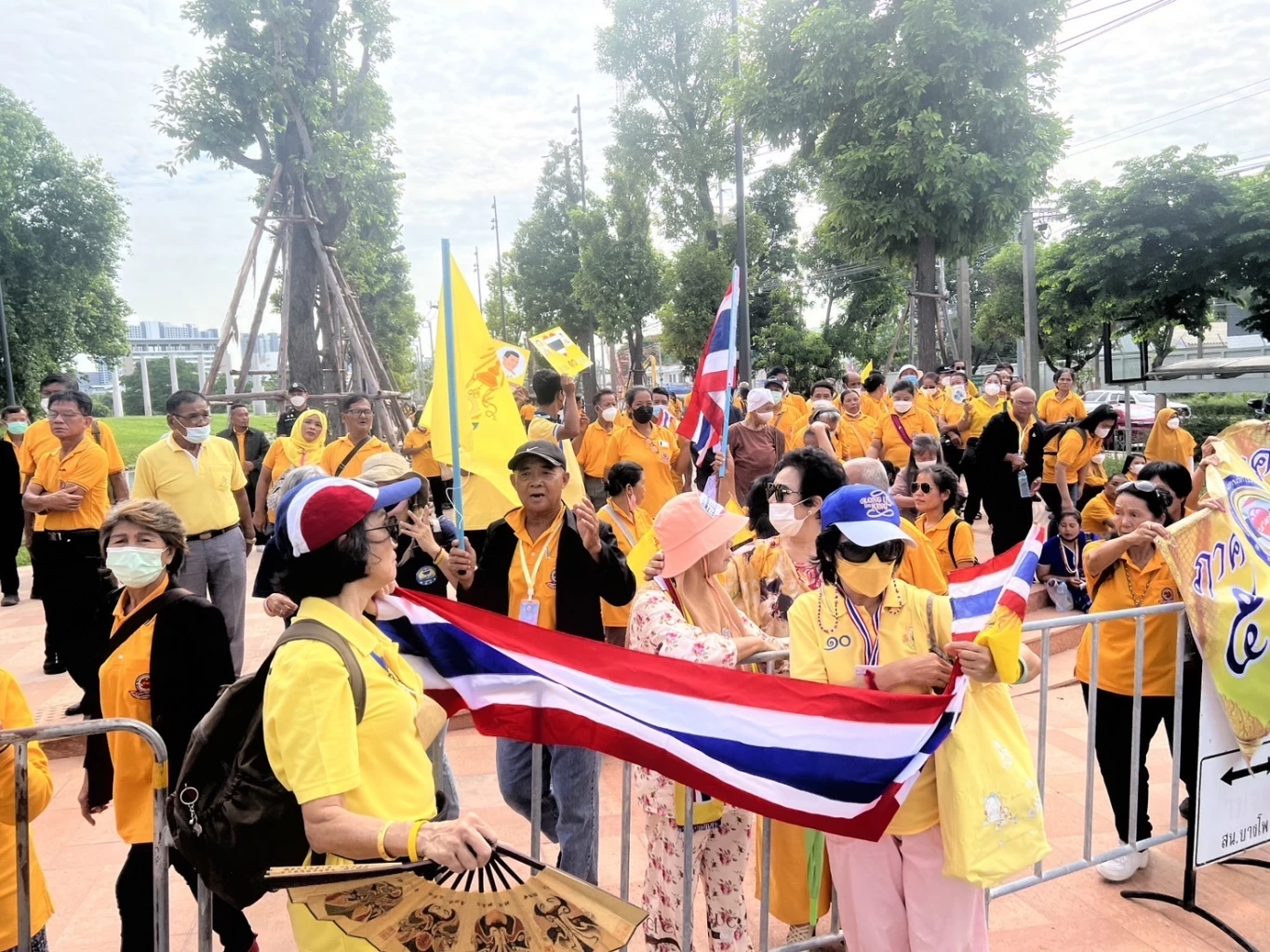 กลุ่มรักสถาบันรวมตัวหน้าสภายื่นหนังสือให้กำลังใจส.ว.