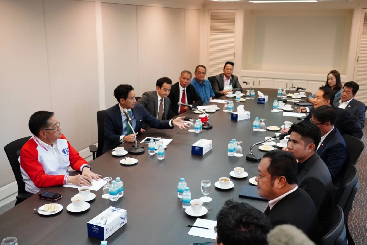 ประชุมครั้งแรก คณะกรรมการประสานงานในช่วงเปลี่ยนผ่านรัฐบาล จากตัวแทนจาก 8 พรรคการเมือง