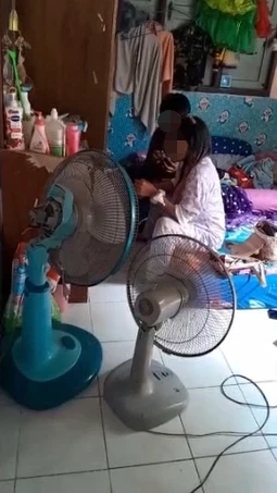 น.ส.รัตน์ติยา ขณะนั่งเสพยากับผู้ชาย