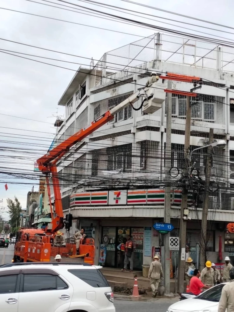 MEA - กทม. ลงพื้นที่แก้ไขเหตุรถบรรทุกเกี่ยวสายสื่อสาร ทำให้เสาไฟฟ้าล้ม