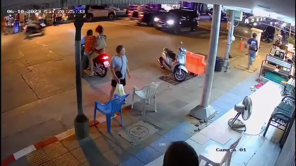 เปิดคลิป ชาวบ้านผวา ชายวิ่งควงอีโต้ กลางเมืองพัทยา หวั่นเกิดโศกนาฏกรรม