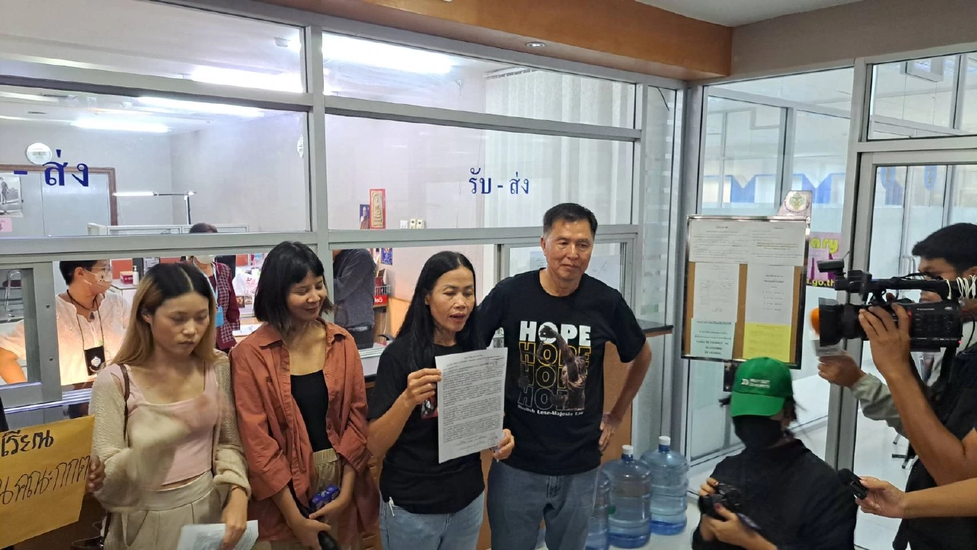 "กลุ่ม 24 มิถุนา" บุกกกต. จี้รับรองส.ส. 20 มิ.ย. ตีตกคำร้องถือหุ้นสื่อ "พิธา"